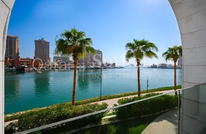 دوبلكس - غرفة نوم - 2 حمامات للايجار في The St. Regis Marsa Arabia Island - Marsa Arabia - جزيرة اللؤلؤة - الدوحة