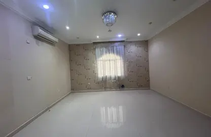 Apartment - Studio - 1 Bathroom for rent in Umm Al Seneem Street - Ain Khaled - Doha
