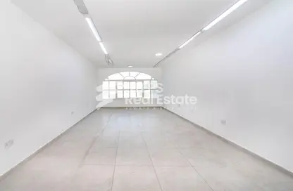 محل تجاري - استوديو - 1 حمام للايجار في شارع زكريت - الخريطيات - أم صلال محمد