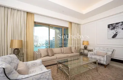 Living Room image for: Penthouse - 3 Bedrooms - 4 Bathrooms for sale in The St. Regis Marsa Arabia Island - Marsa Arabia - The Pearl Island - Doha, Image 1