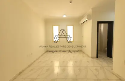 Apartment - 2 Bedrooms - 2 Bathrooms for rent in Umm Ghwailina Comm - Umm Ghuwalina - Umm Ghuwailina - Doha