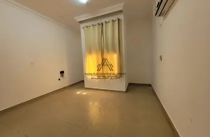 فيلا - غرفة نوم - 1 حمام للايجار في شارع ام السنيم - عين خالد - الدوحة
