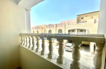 صورة لـ شرفة فيلا - 5 غرف نوم - 4 حمامات للايجار في شارع ام السنيم - عين خالد - الدوحة ، صورة رقم 1