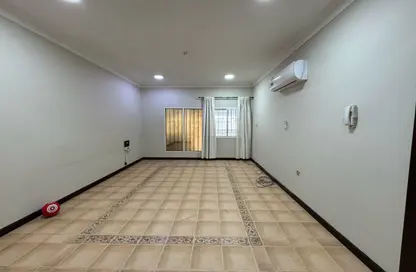 شقة - 2 غرف نوم - 2 حمامات للايجار في شارع المطار القديم - طريق المطار القديم - الدوحة