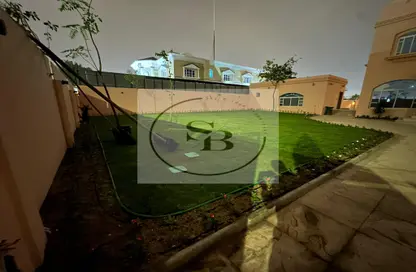 فيلا - 7 غرف نوم - 5 حمامات للايجار في الدفنة - الدفينة - الدوحة