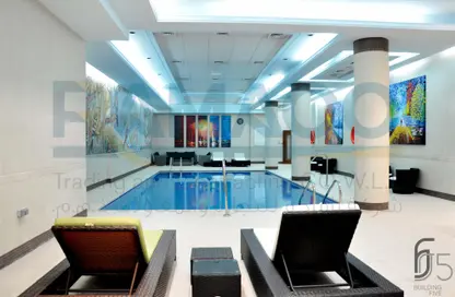 صورة لـ حوض سباحة شقة - 2 غرف نوم - 2 حمامات للايجار في بناية اف جاي 5 - أم غويلينا - الدوحة ، صورة رقم 1