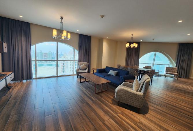 987389 - Property Image 3