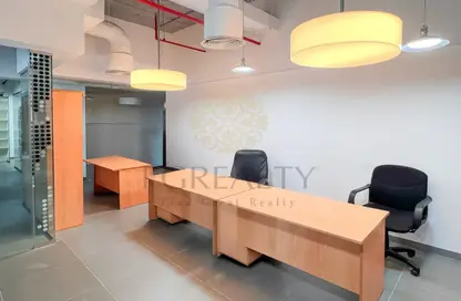 مساحات مكتبية - استوديو - 2 حمامات للايجار في شارع انس - فريج بن محمود الشمالي - فريج بن محمود - الدوحة