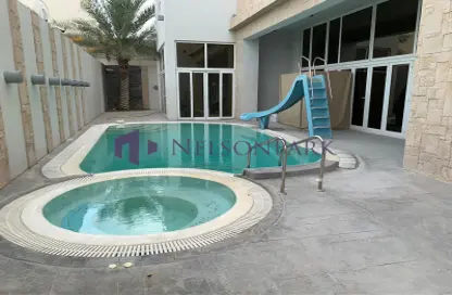 صورة لـ حوض سباحة فيلا - 6 غرف نوم للايجار في الدفينة - الدوحة ، صورة رقم 1