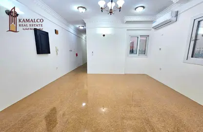 شقة - غرفة نوم - 1 حمام للايجار في ام غوالينا تجارية - ام غويلينا - أم غويلينا - الدوحة