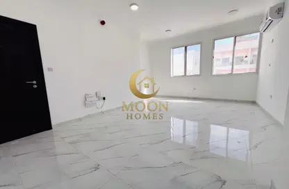 شقة - 2 غرف نوم - 2 حمامات للايجار في شارع النجمة - طريق المطار القديم - الدوحة