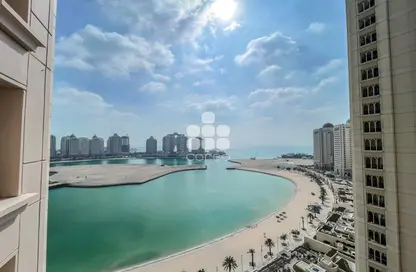 صورة لـ حوض سباحة شقة - غرفة نوم - 2 حمامات للايجار في فيفا غرب - فيفا بحرية - جزيرة اللؤلؤة - الدوحة ، صورة رقم 1