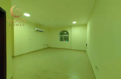 شقة - 3 غرف نوم - 2 حمامات للايجار في دوحة الجديد - الدوحة