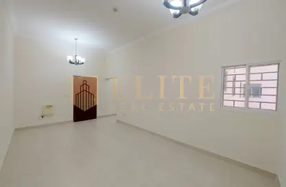 شقة - 2 غرف نوم - 2 حمامات للايجار في شارع المطار القديم - طريق المطار القديم - الدوحة