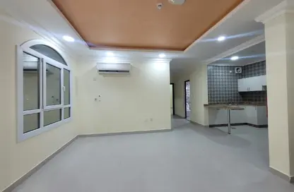 Apartment - 2 Bedrooms - 2 Bathrooms for rent in Bin Omran 28 - Fereej Bin Omran - Doha