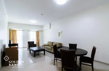 صورة لـ غرفة المعيشة / غرفة الطعام شقة - غرفة نوم - 1 حمام للايجار في شارع الدبلوماسي - الخليج الغربي - الدوحة ، صورة رقم 1