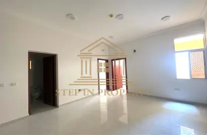 شقة - 2 غرف نوم - 2 حمامات للايجار في طريق سلوى - العزيزية - الدوحة