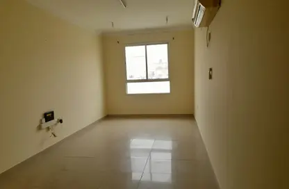 Apartment - 1 Bedroom - 2 Bathrooms for rent in Salaja Street - Doha Al Jadeed - Doha