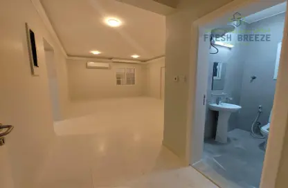 صورة لـ حمام شقة - 3 غرف نوم - 3 حمامات للايجار في نجمة - الدوحة ، صورة رقم 1
