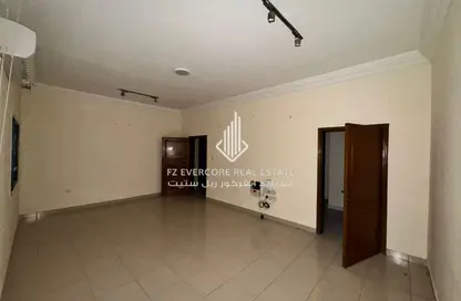 شقة - 2 غرف نوم - 2 حمامات للايجار في شارع المطار القديم - طريق المطار القديم - الدوحة