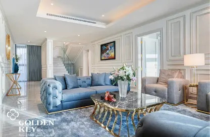 فيلا - 5 غرف نوم - 6 حمامات للايجار في برج رقم 1 - منطقة الأبراج - جزيرة اللؤلؤة - الدوحة