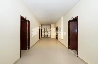 سكن عمال - استوديو - 8 حمامات للايجار في شارع الصناعية الشرقي - بركة العوامر - الوكرة