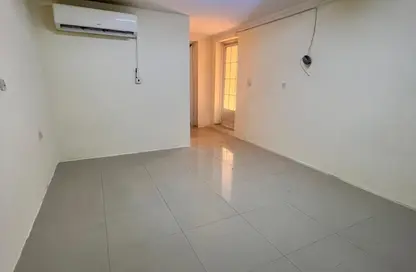Villa - Studio - 1 Bathroom for rent in Al Duhail - Doha