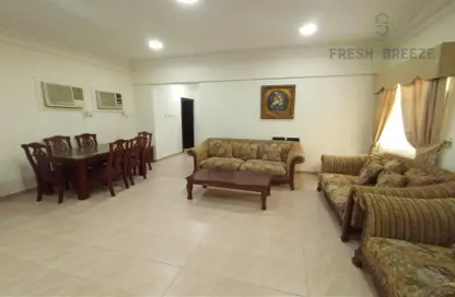 صورة لـ غرفة المعيشة / غرفة الطعام شقة - 2 غرف نوم - 3 حمامات للايجار في أم غويلينا - الدوحة ، صورة رقم 1