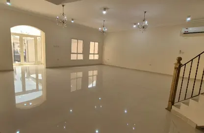 فيلا - 5 غرف نوم - 5 حمامات للايجار في شارع النعيجة - النعيجة - الدوحة