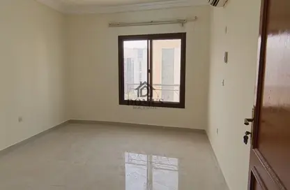 شقة - 4 غرف نوم - 3 حمامات للايجار في شارع انس - فريج بن محمود الشمالي - فريج بن محمود - الدوحة