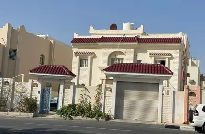 فيلا - 5 غرف نوم - 2 حمامات للبيع في شارع المطار - منطقة المطار - الدوحة