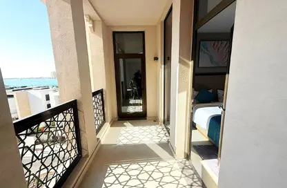 شقة - غرفة نوم - 2 حمامات للايجار في البلاج الجنوبي - البلاج - جزيرة اللؤلؤة - الدوحة
