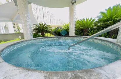 صورة لـ حوض سباحة شقة - 3 غرف نوم - 4 حمامات للايجار في فيفا غرب - فيفا بحرية - جزيرة اللؤلؤة - الدوحة ، صورة رقم 1