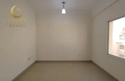 شقة - 2 غرف نوم - 2 حمامات للايجار في شارع سالاجا - دوحة الجديد - الدوحة