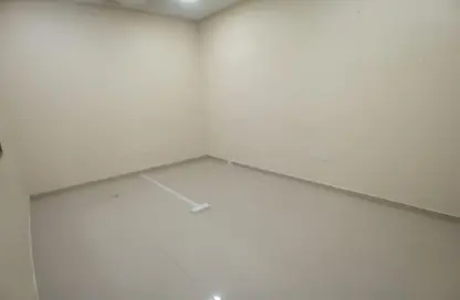 صورة لـ غرفة فارغة مساحات مكتبية - استوديو - 2 حمامات للايجار في طريق سلوى - العزيزية - الدوحة ، صورة رقم 1