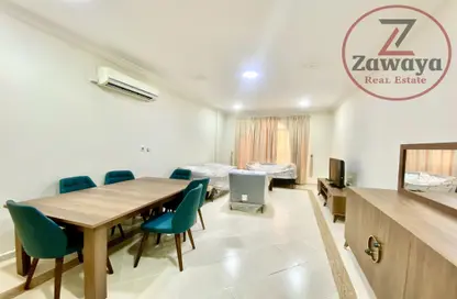 Living / Dining Room image for: Apartment - 2 Bedrooms - 3 Bathrooms for rent in Anas Street - Fereej Bin Mahmoud North - Fereej Bin Mahmoud - Doha, Image 1