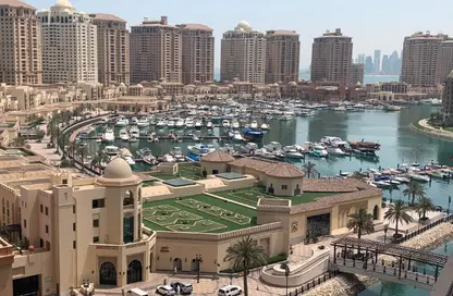 شقة - 2 غرف نوم - 3 حمامات للايجار في طريق بورتو الغربي - بورتو أرابيا - جزيرة اللؤلؤة - الدوحة