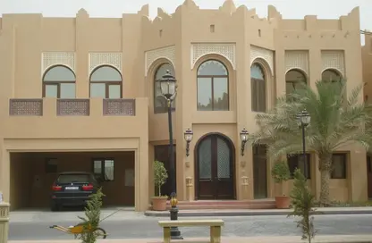 فيلا - 5 غرف نوم - 7 حمامات للايجار في إيوان حديقة - بحيرة وست لاجون - الدوحة