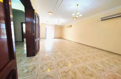 مجمع سكني - 3 غرف نوم - 5 حمامات للايجار في سوق الغرافة - الغرافة - الدوحة