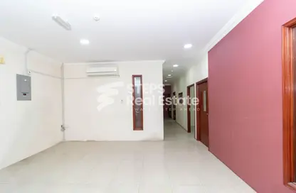 مساحات مكتبية - استوديو - 2 حمامات للايجار في شارع الجزيره - فريج بن محمود الشمالي - فريج بن محمود - الدوحة