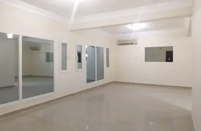 مجمع سكني - 3 غرف نوم - 3 حمامات للايجار في سوق الغرافة - الغرافة - الدوحة