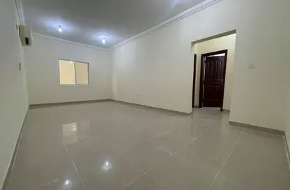 شقة - 2 غرف نوم - 2 حمامات للايجار في شارع الجزيره - فريج بن محمود الشمالي - فريج بن محمود - الدوحة