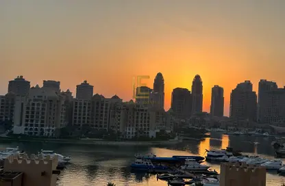 شقة - 2 غرف نوم - 3 حمامات للايجار في طريق بورتو الغربي - بورتو أرابيا - جزيرة اللؤلؤة - الدوحة