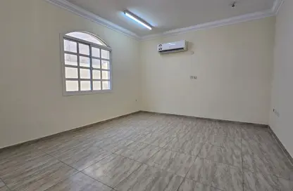 شقة - 5 غرف نوم - 4 حمامات للايجار في عين خالد - الدوحة