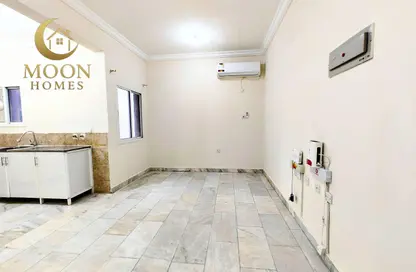 Apartment - 1 Bedroom - 1 Bathroom for rent in Umm Ghwailina Comm - Umm Ghuwalina - Umm Ghuwailina - Doha