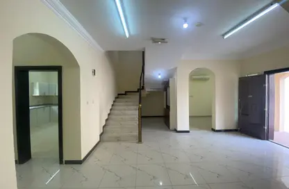 مجمع سكني - 5 غرف نوم - 4 حمامات للايجار في فلل عين خالد - عين خالد - الدوحة