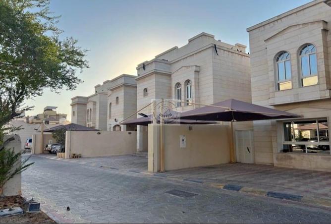 فيلا - 5 غرف نوم - 5 حمامات للايجار في أبو هامور - الدوحة