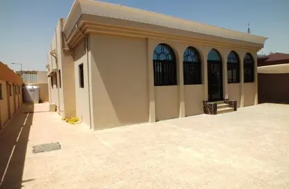 فيلا - 4 غرف نوم - 4 حمامات للايجار في الدفنة - الدفينة - الدوحة