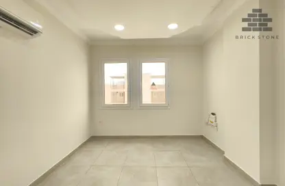 Apartment - 2 Bedrooms - 2 Bathrooms for rent in Umm Ghwailina Comm - Umm Ghuwalina - Umm Ghuwailina - Doha