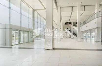 محل تجاري - استوديو - 1 حمام للايجار في ذا كوميرشال أفينوو - أم السنيم - الدوحة